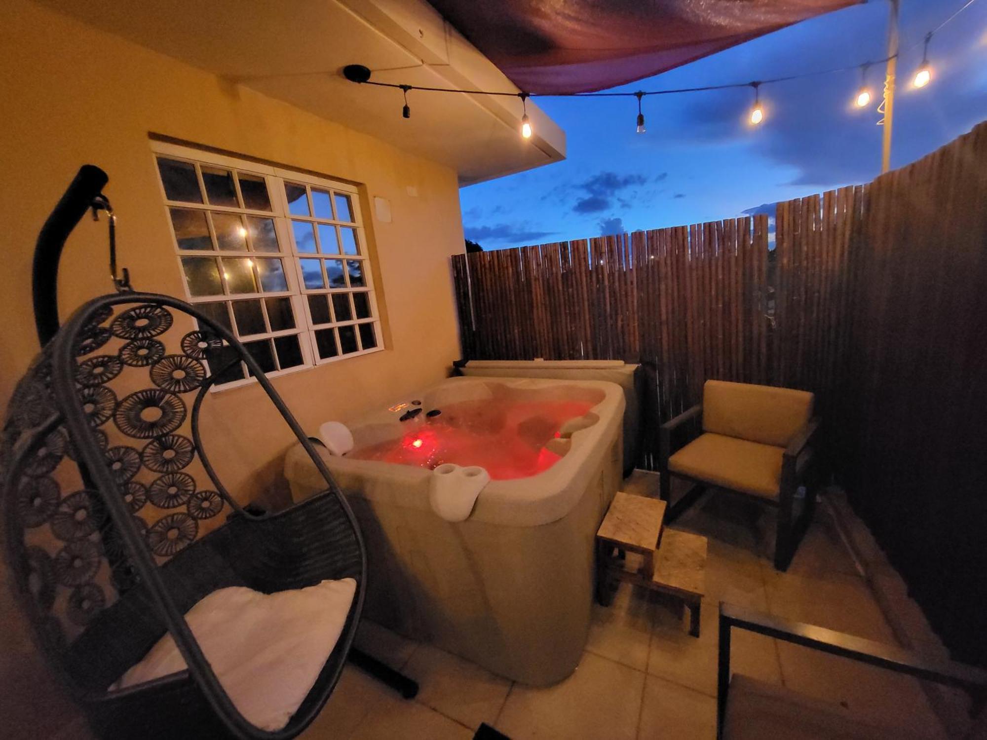 Private Jacuzzi Oasis With Mountain Views And Free Parking Apartment Ponce Cameră foto